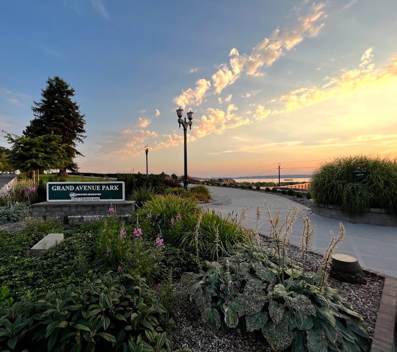 Grand Avenue Park playground photo 3