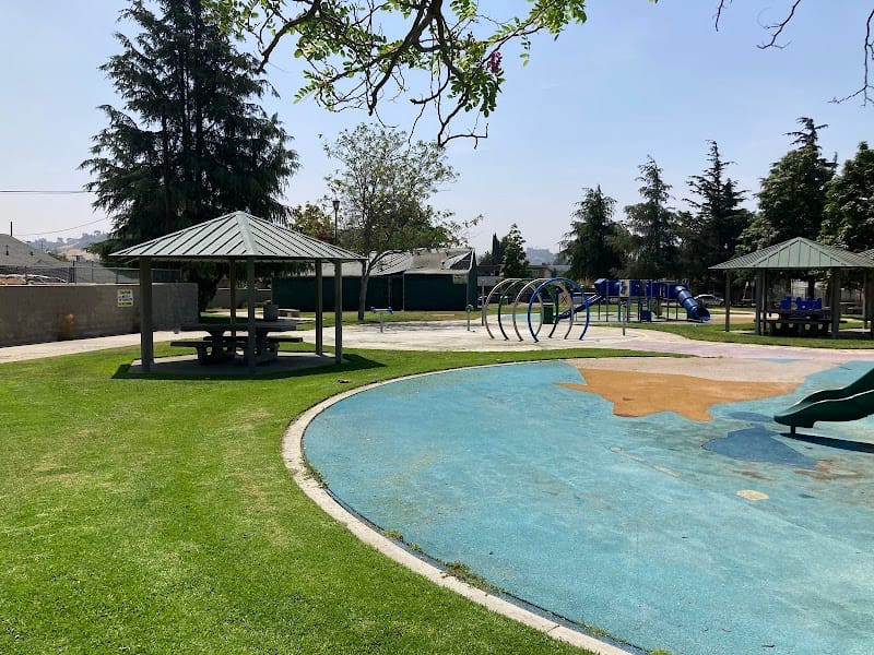 Juntos Family Park playground photo 1