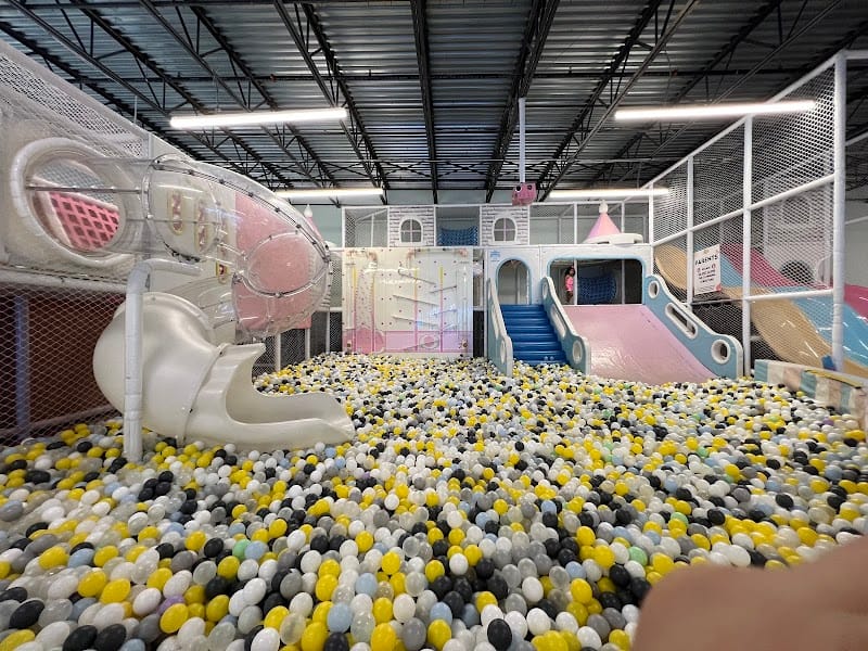 Momi Land Hilliard playground photo 2