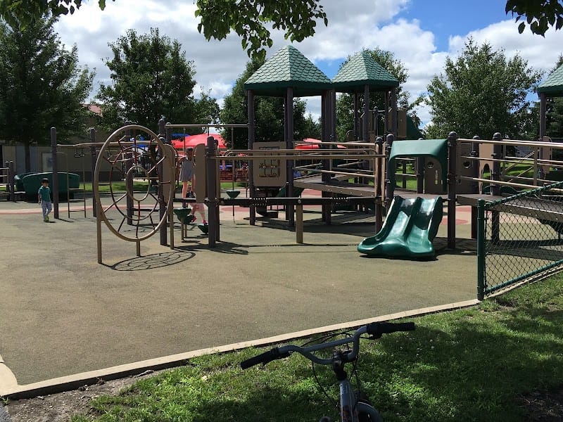 Spray 'n Play playground photo 2