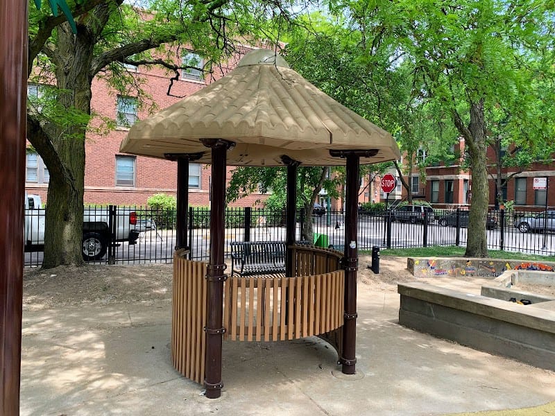 Supera (Louis) Park playground photo 1